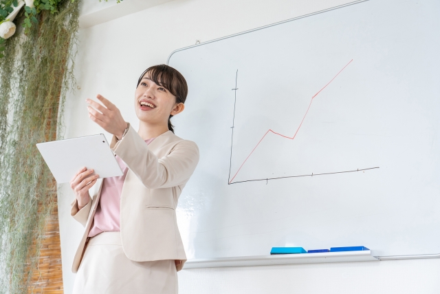 プレゼンをする女性