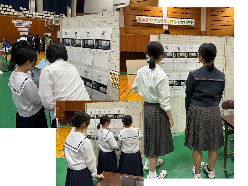 ロゴを選ぶ生徒達