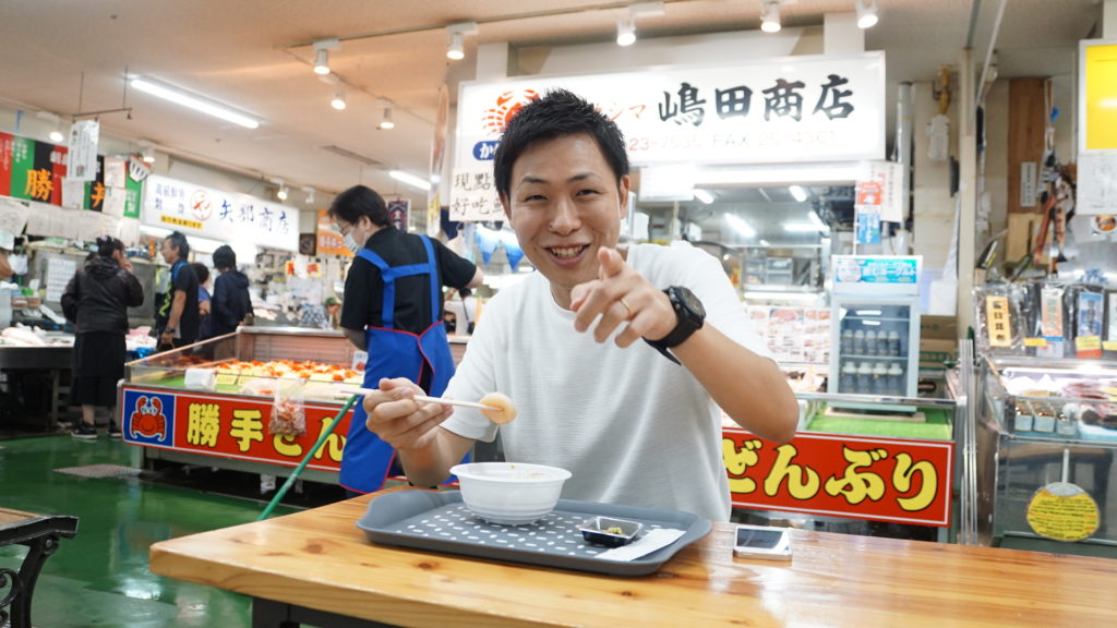 名物は勝手丼。大中小のごはんに、好きなように具材を載せて、自分だけの海鮮丼を作ることができるのです。