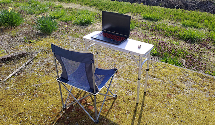 【リモートワーク】天気が良い日は家の裏の庭にアウトドア用テーブルとチェアを出して、作業。とてものどかで気持ちが良いです。